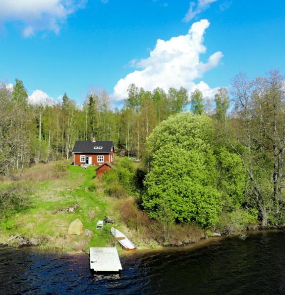 Stensjön - Large Swedish lakeside timber vacation house for rent,
remote, 6 beds, canoe and boat